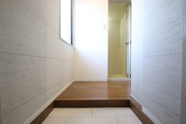 玄関　※他の号室の参考写真です※