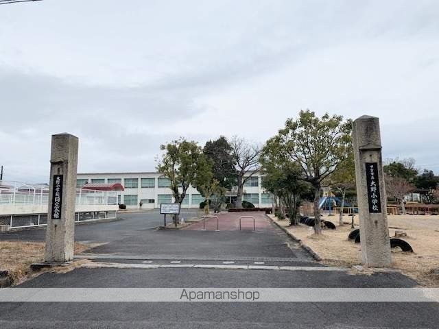 小学校　甲賀市立小学校大野小学校（小学校）まで826m