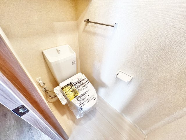 トイレ　落ち着いた色調のトイレです