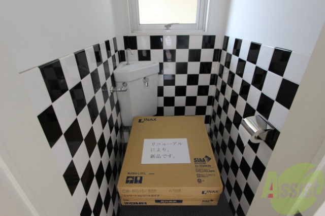 トイレ　新品のウォシュレットがつきますよ。