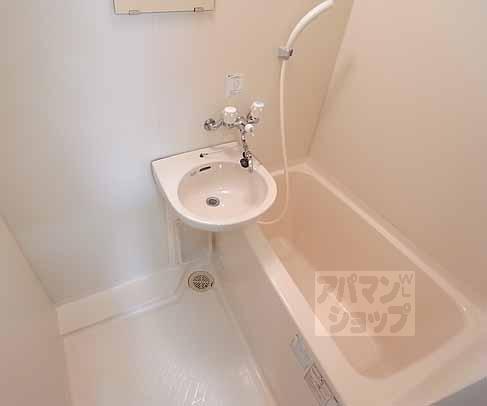 バス・シャワールーム　鏡の付いたお風呂です。