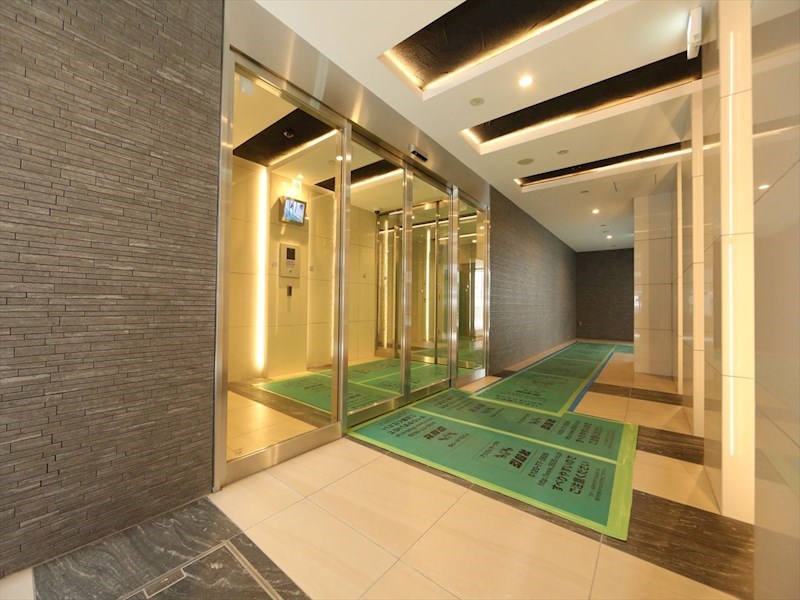 エントランス　エントランス　オートロック付　防犯カメラ有り