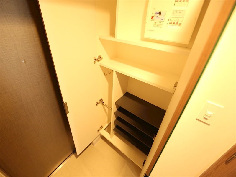 玄関　玄関　シューズボックス付（収納充実してます）