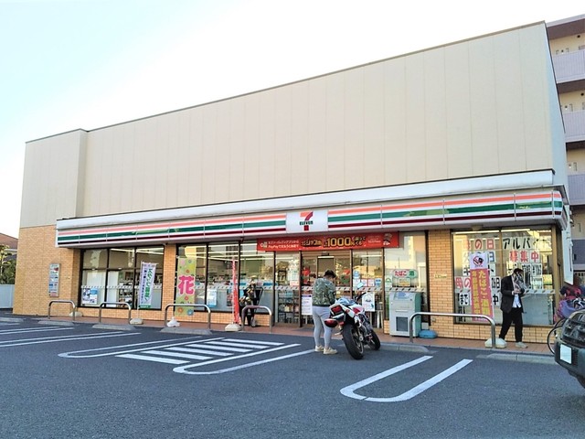 コンビニ　セブンイレブン足立入谷１丁目店（コンビニ）まで120m