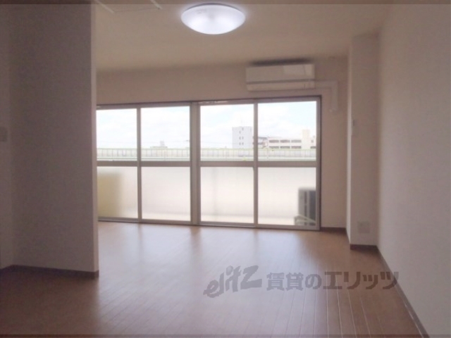 居室・リビング　広々とした１４帖の洋室