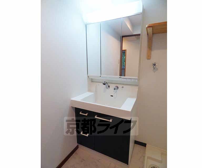 洗面設備　中に色々収納できます