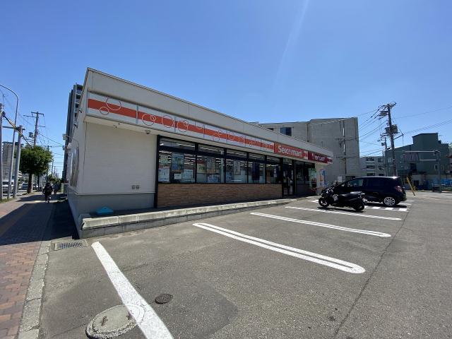 コンビニ　セイコーマート（コンビニ）まで158m