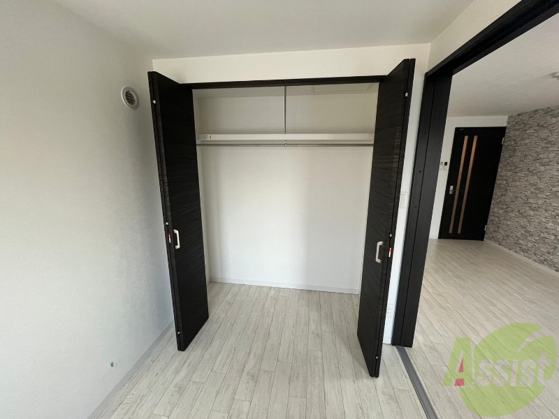 収納　こちらの収納にはハンガーをかけて服もしまえますね。