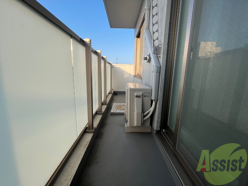 バルコニー　バルコニーが広くプチガーデニングも出来そうですね～。