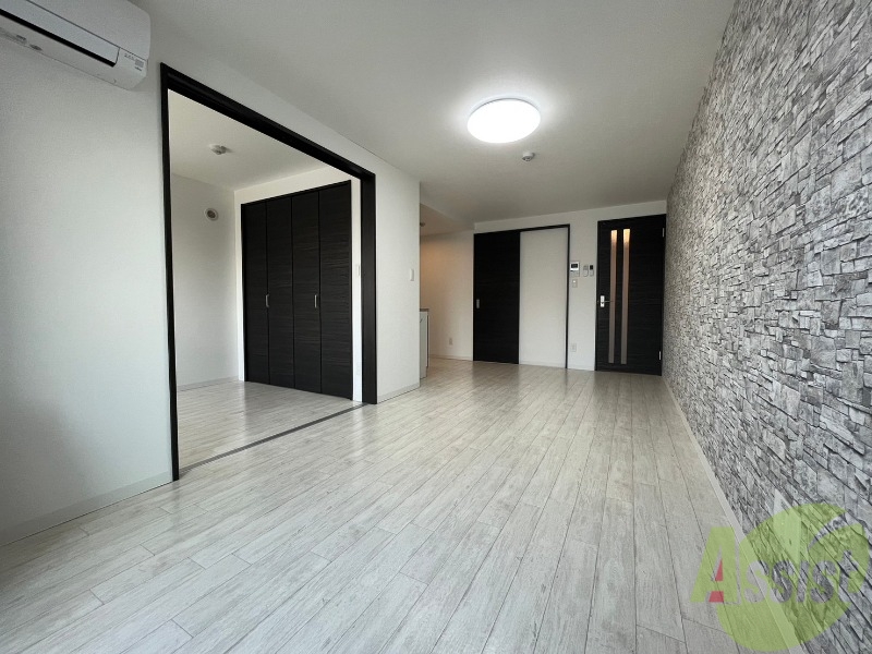 居室・リビング　リビングは白を基調としていて明るい印象ですね！