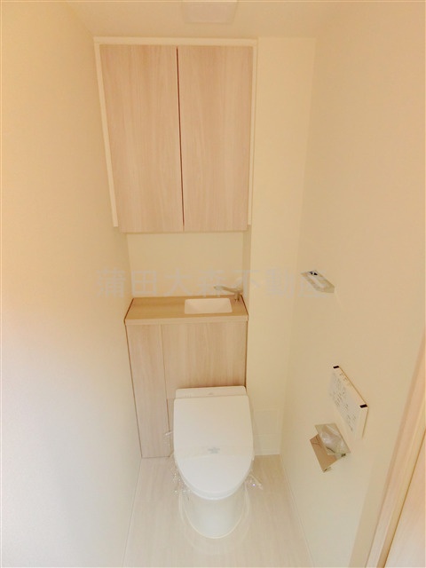 トイレ　棚収納と温水洗浄便座付きのトイレ