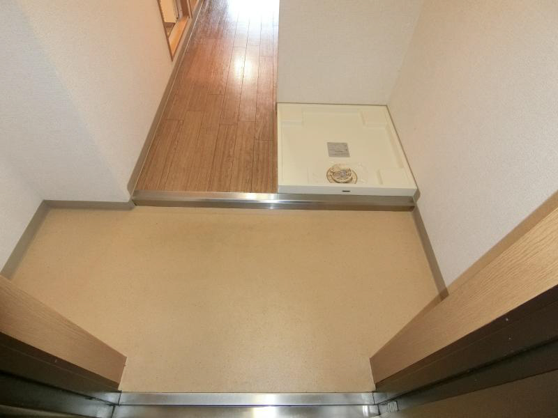 玄関　写真は306号（モデルルーム）