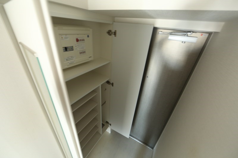 玄関　玄関　シューズボックス付（収納充実してます）