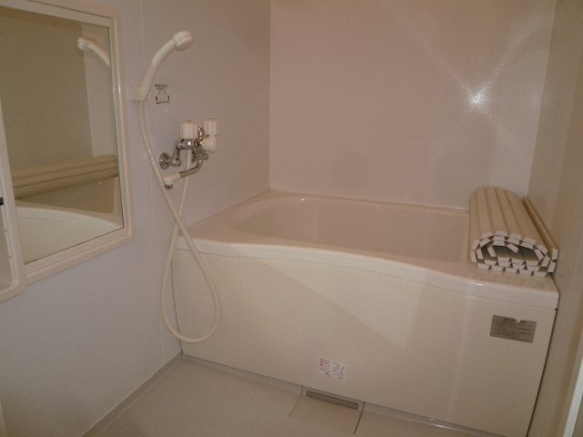 バス・シャワールーム　お風呂に窓があり換気が出来てカビ発生の予防になります♪