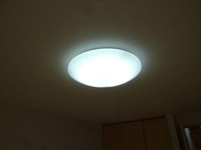 その他部屋・スペース　洋室８帖は照明付きです♪