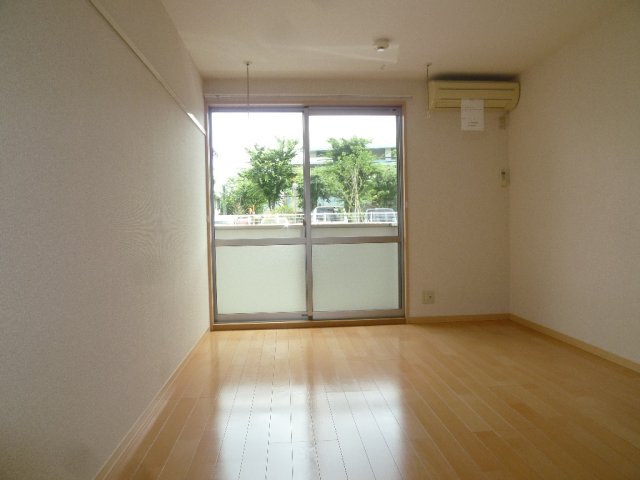 居室・リビング　陽当り良好洋室８帖はエアコン・照明・壁掛け・クローゼット付♪