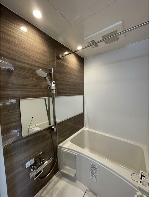 バス・シャワールーム　嬉しい追い焚き・浴室乾燥機付きです♪