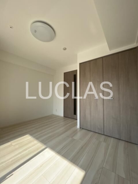 居室・リビング　落ち着いた色味の床材がくつろぎ空間を演出♪