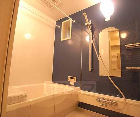 バス・シャワールーム　追い焚き機能付。オシャレで広いバスルームです。