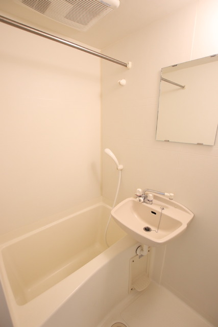 バス・シャワールーム　浴室乾燥機あり♪