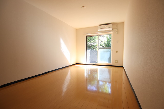 居室・リビング　洋室　９．７帖　収納あり