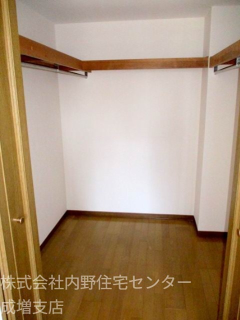 収納　6.4帖洋室にあるウォークインクローゼット