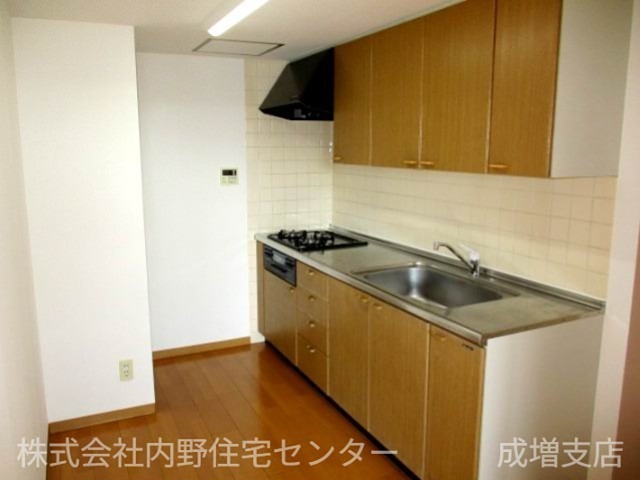 キッチン　３口コンロのシステムキッチン