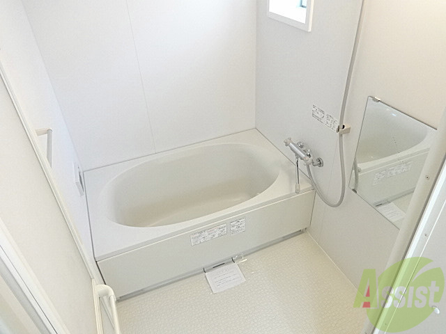 バス・シャワールーム　まぁるいフォルムが可愛らしい真っ白なお風呂。爽やかですね