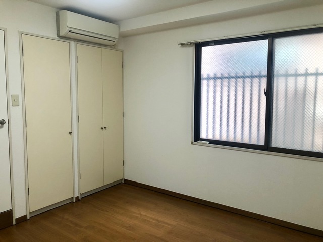 居室・リビング　木のぬくもりがあるフローリングのお部屋。