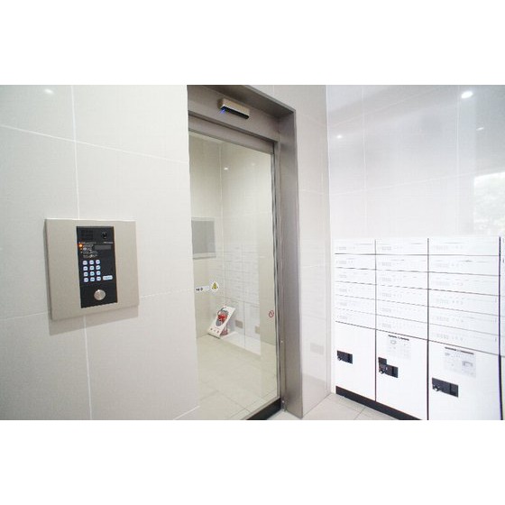 セキュリティ　共用エントランスにはオートロック、宅配ボックスあり