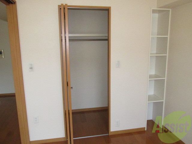 収納　ハンガーパイプ付で洋服の収納も楽々です。２段式で収納便利