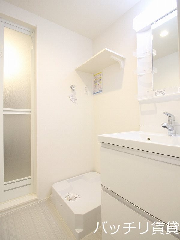 洗面設備　別号室タイプの為、現状を優先致します。