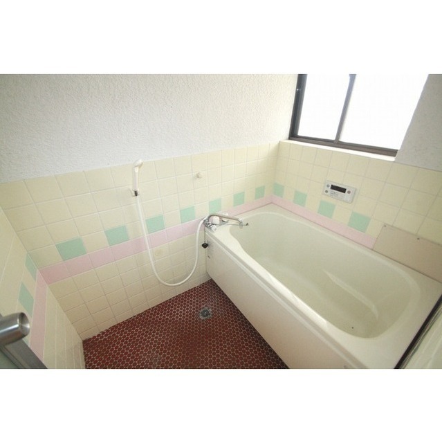 バス・シャワールーム　換気しやすい窓付き浴室