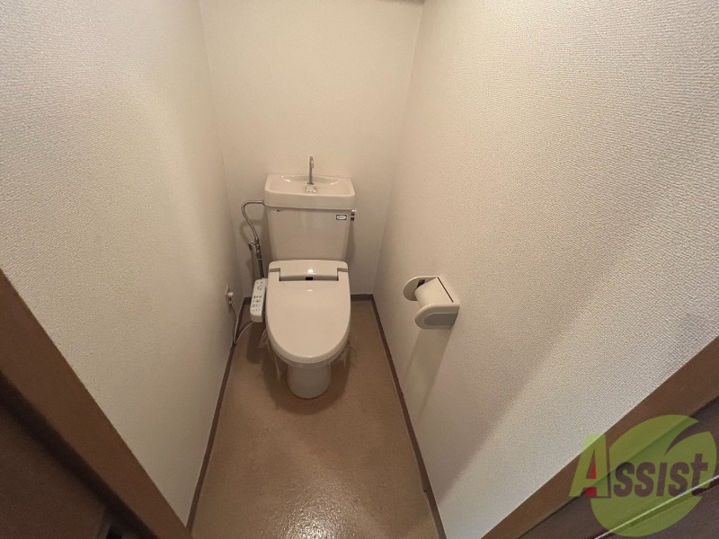 トイレ　温水洗浄便座で奥行きのあるトイレになっております。