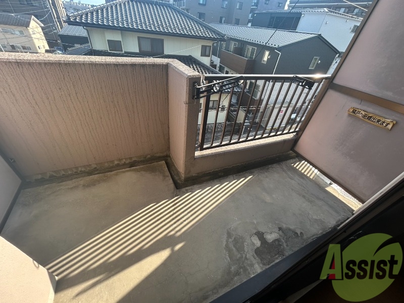 バルコニー　バルコニーがあるため洗濯物を外に干すことが出来ます。