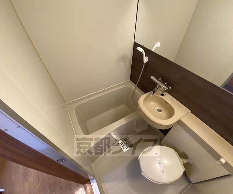 バス・シャワールーム　大きな鏡のある浴室です