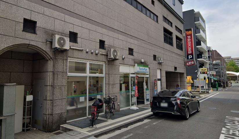 コンビニ　ファミリーマート中川駅前店（コンビニ）まで210m