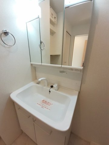 洗面設備　ゆったりとスペースのある洗面所