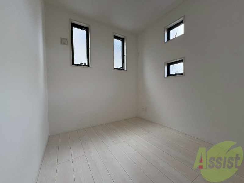 その他部屋・スペース　寝室には窓が沢山あるので暗く感じずらいですね。