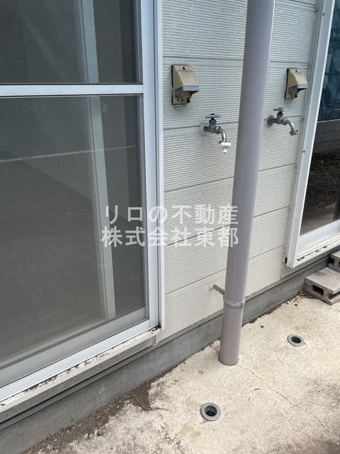 その他　洗濯機置場が室外にあるのでお部屋を広々お使いいただけます。