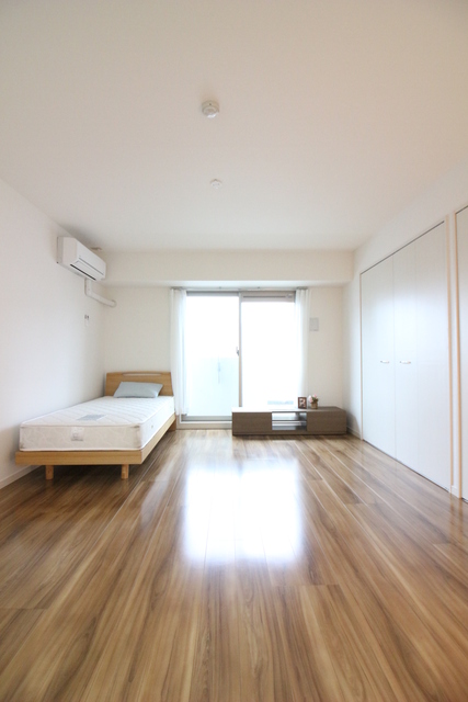 居室・リビング　※モデルルーム参考写真。実際のお部屋に家具、小物は付いており