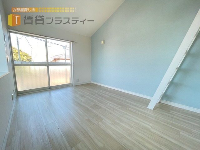 居室・リビング　爽やかな色使いなお部屋です。