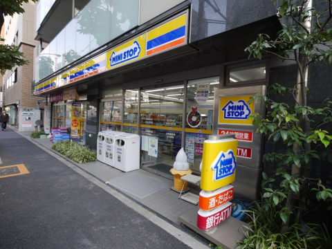 コンビニ　ミニストップ 新宿大京町店（コンビニ）まで53m