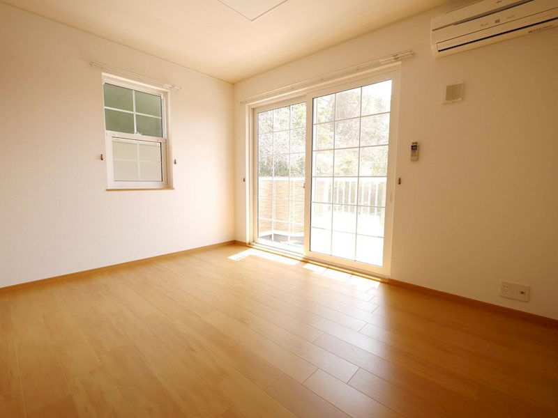 居室・リビング　南側洋室６帖