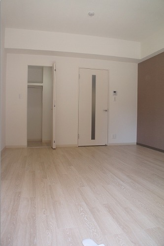 その他部屋・スペース　テーブル・ソファーも置けちゃうゆとりの広さがございます♪