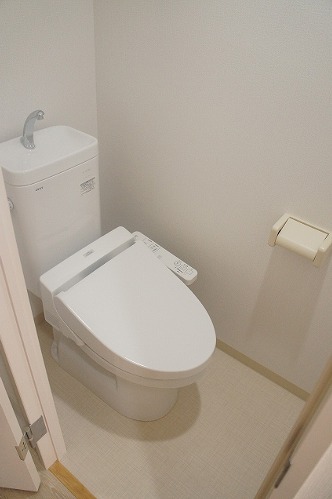 トイレ　温水洗浄便座付きです♪