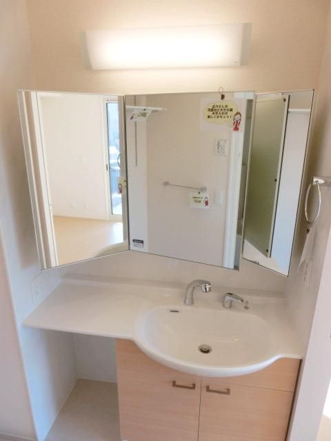 洗面設備　ワイドな三面鏡洗面台