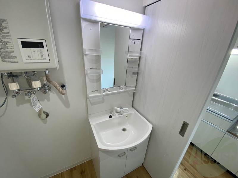 洗面設備　ユニットバス内の洗面台です。朝の身支度もスムーズです。