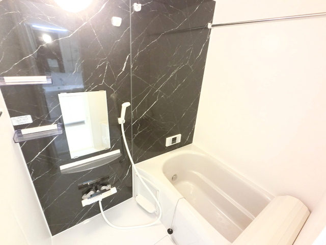 バス・シャワールーム　浴室換気乾燥機付き一坪タイプの浴槽です。