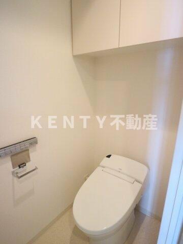 トイレ　落ち着いた色調のトイレです